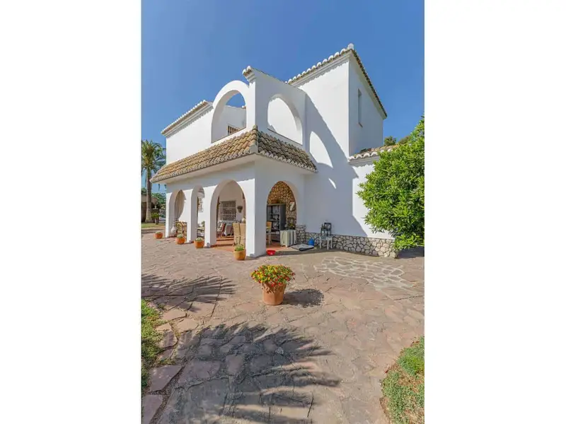 Chalet en La Eliana 5 Dormitorios Piscina Jardin 254m2