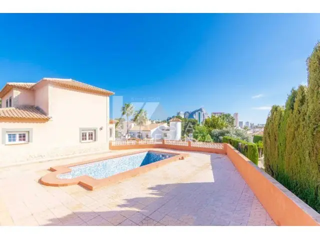 Chalet en Calpe con Piscina Privada y Garaje Triple