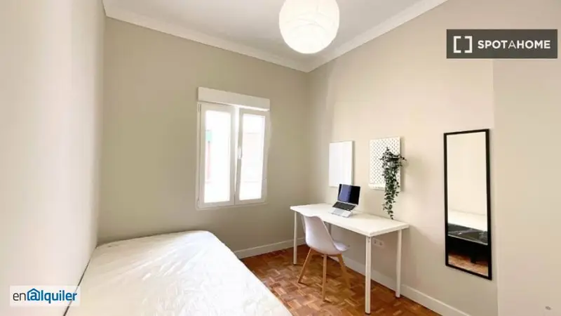 Furnished room for rent with terrace in Zaragoza