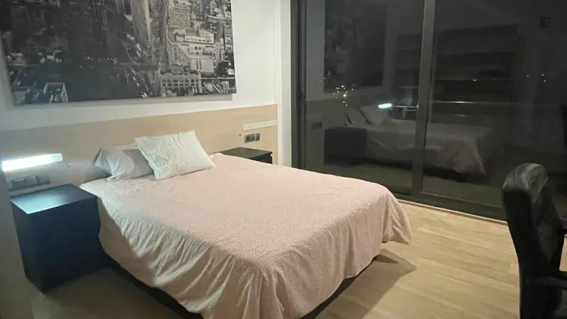 Habitación doble, con baño privado y balcón, en una casa de 14 habitaciones