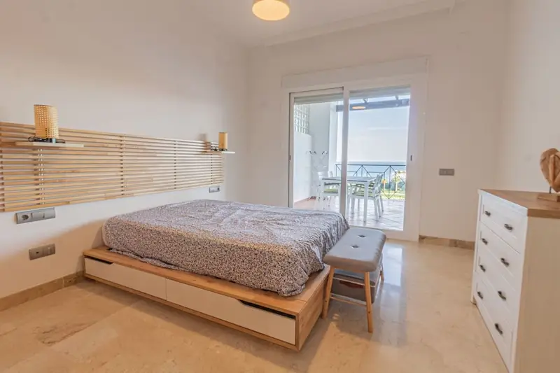 Apartamento en La Alcaidesa con Vistas al Mar y Garaje
