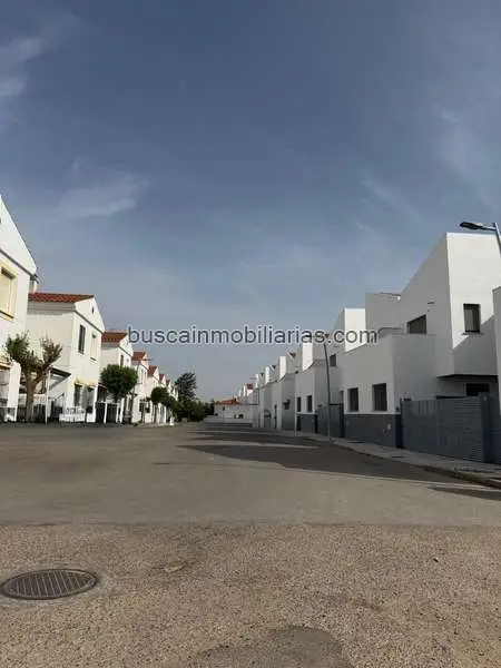Chalet Adosado en Olivenza: 3 Dorm, 2 Baños, Garaje