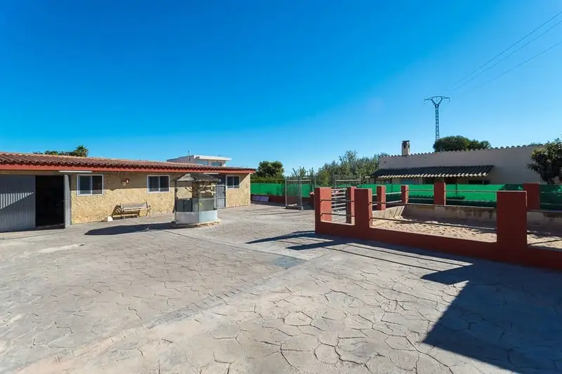 Chalet Rustico en Venta Betera con Piscina y Cuadra para Caballos