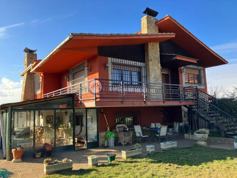 Chalet en Villaobispo de las Regueras con Piscina y Parcela Grande