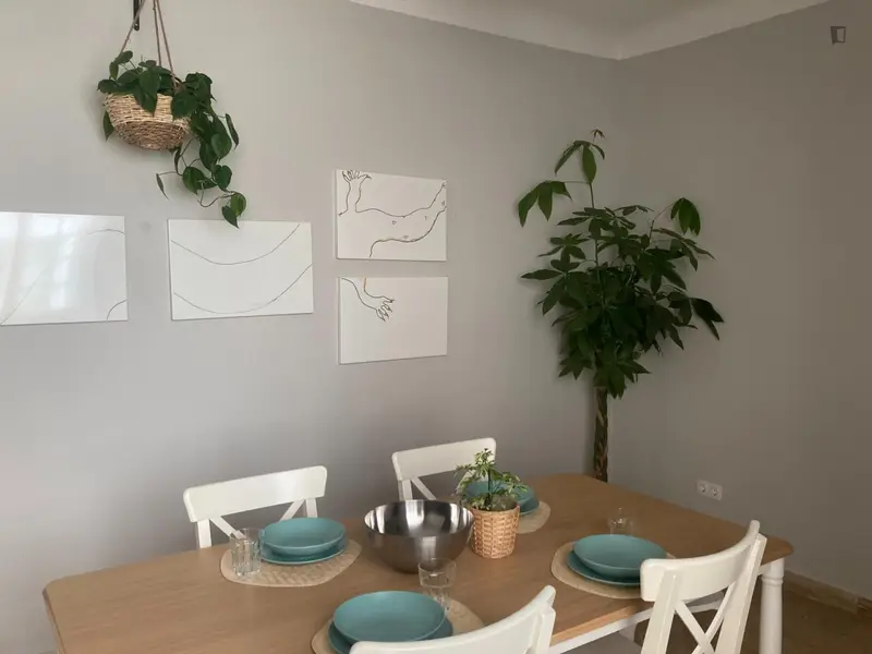 Habitaci	ón en Alquiler Alicante: Luminosa y Cerca de la Playa
