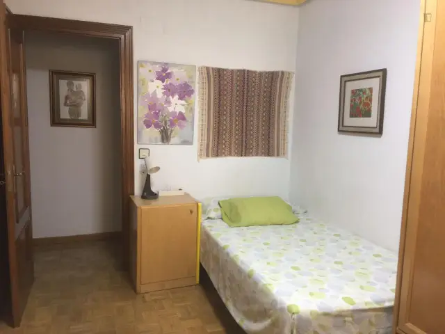 Dormitorio con dos camas cerca Parque Picasso Salamanca