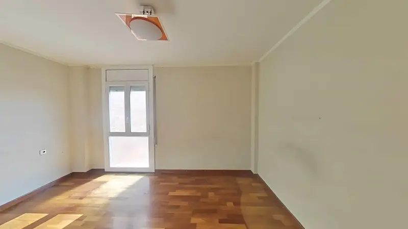 Piso en venta. Piso con unas vistas impresionantes, 102 m2, 4 hab, amplio comedor con salida a balcón, baño completo, aseo, calefac. a/a. y pk