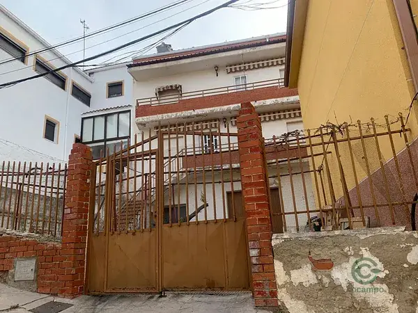 Casa en Cuenca con Tres Plantas Balcon Garaje y Patio