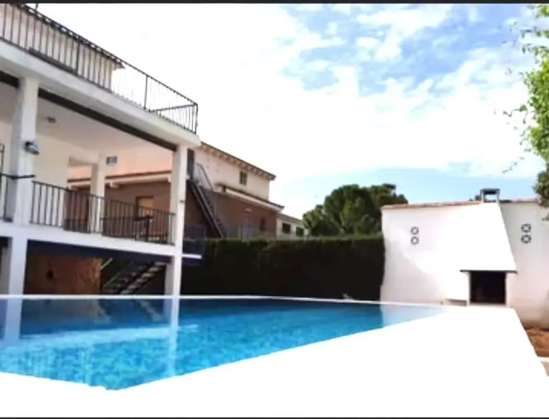Chalet en venta para reformar en L Eliana cerca del metro