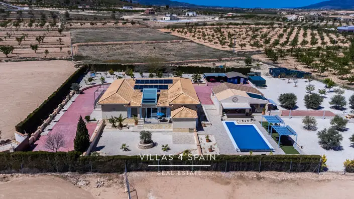 Villa 5 Dormitorios Pinoso Piscina Establo