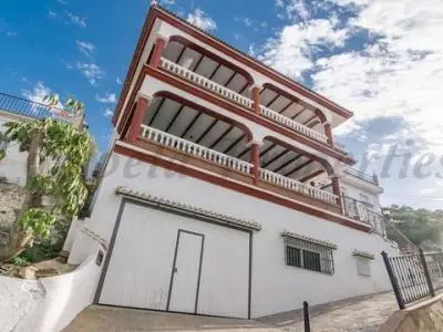 Casa Rural en Sayalonga con Terraza y Vistas