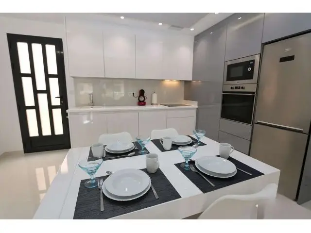 Apartamento en Mil Palmeras con Terraza y Piscina