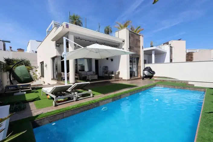 Villa 5 Dormitorios Villamartin Piscina Privada