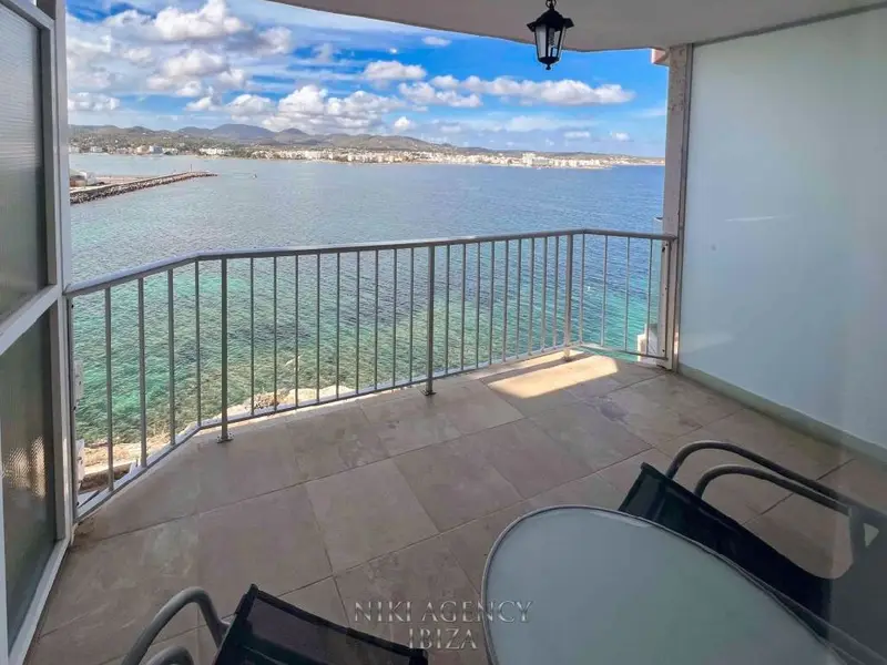Apartamento Lujoso en San Antonio con Vistas al Mar