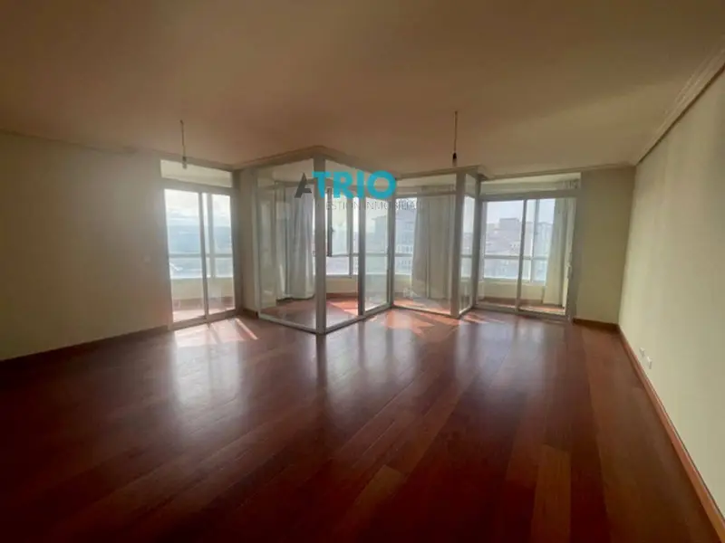Piso en Alquiler Burgos Ciudad: 3 Habitaciones, 2 Baños, Terraza y Garaje