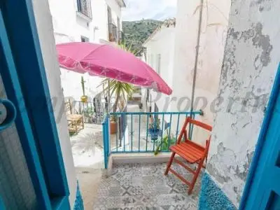Casa en Torrox Pueblo: Ideal para Vivir o Invertir