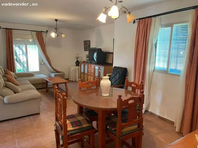 Chalet en Rozas de Puerto Real: Tranquilidad y espacio