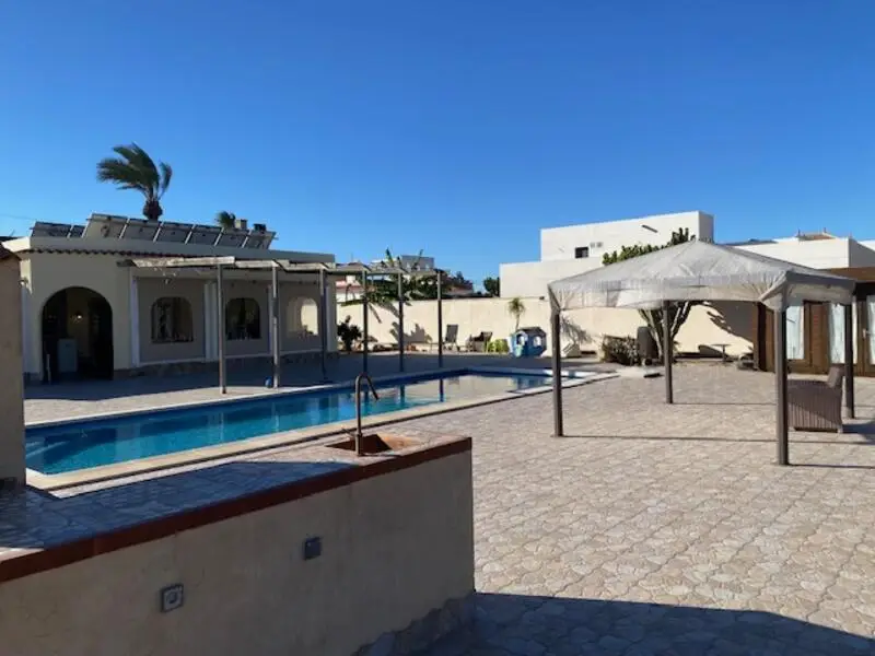 Villa de Lujo en Venta La Siesta Alicante 3 Dormitorios Piscina Paneles Solares