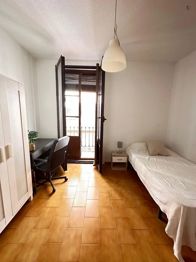 Habitacion individual con balcon en piso compartido para estudiantes y trabajadores