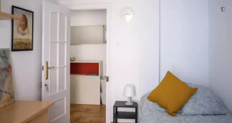 Habitacion individual con balcon en piso de 6 habitaciones