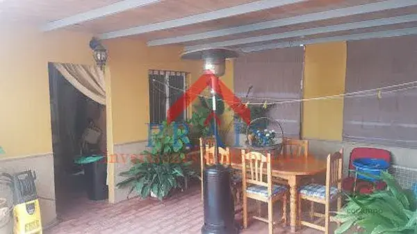 Casa en Sevilla con Local Alquilado y Amplio Piso 200m2