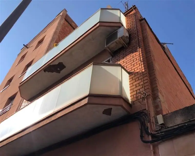 Casa Unifamiliar en Venta en Badalona 4 habitaciones 2 baños