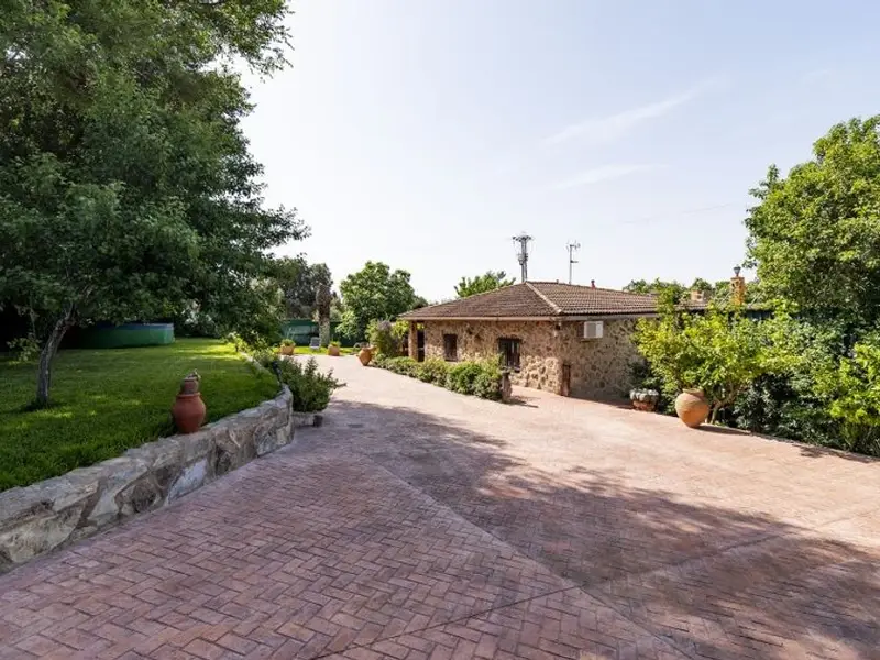Chalet en Cáceres con Jardín Establo y Bodega