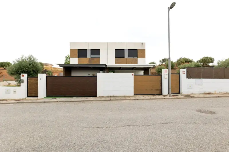 Adosado en Albolote con 415m2 de parcela y placas solares