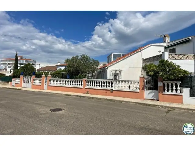 Chalet en Venta en Roses Girona Cerca de la Playa