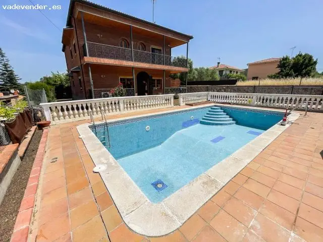 Chalet Independiente con Piscina en Can Parellada Masquefa
