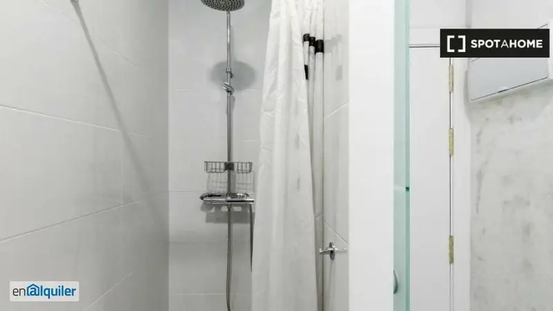 Estudio en Alquiler Malasaña Amueblado con Balcón y Aire Acondicionado