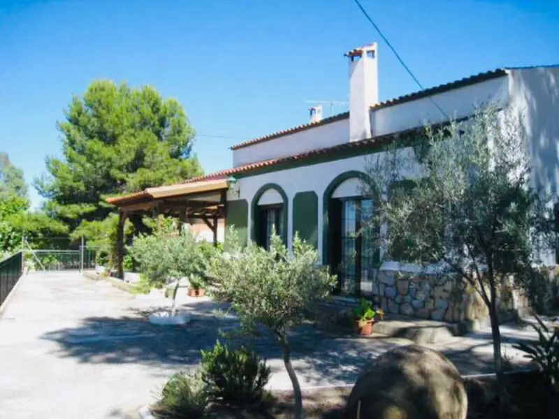 Casa con Terraza y Gran Terreno en Aspe