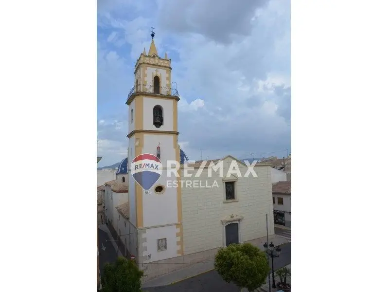 Villa de Lujo en Pinoso con Piscina y Parcela Grande