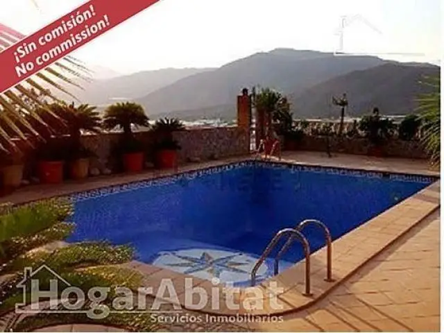 Chalet con Piscina Garaje y 2 Terrazas en Berja