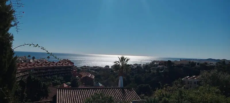 Villa con Vistas al Mar en Fuengirola - Oportunidad de Inversion