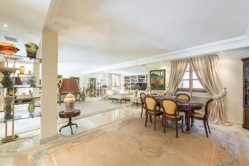 Villa de 5 Dormitorios en Nueva Andalucía
