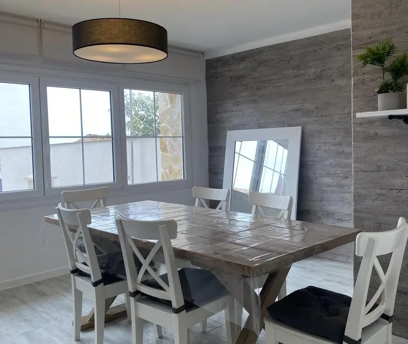 Casa en venta. Vivienda de 425 m² con dos plantas, estudio independiente, 9 habitaciones, 5 baños y licencia de alquiler temporal.