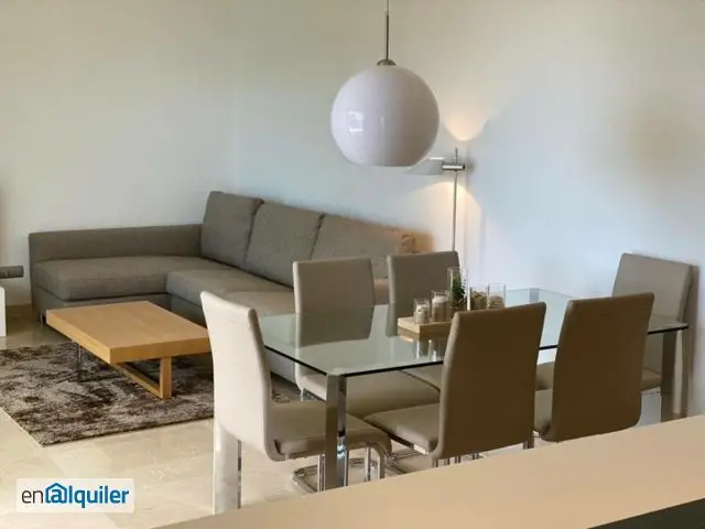 Alquiler Piso Piscina Estepona Pueblo: Apartamento Lujoso en Primera Línea de Playa