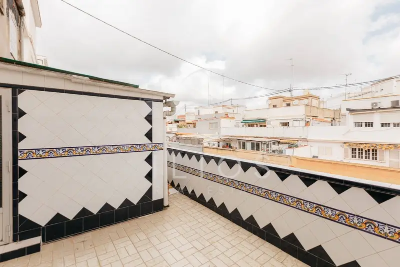Ático en Nou Moles para reformar con terraza