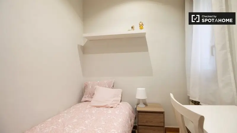 Apartamento de 3 dormitorios y 1 ba
C3B1o en Barcelona