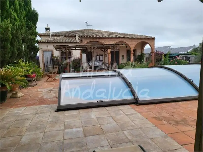 Villa en Casariche 3 Dormitorios Piscina Paneles Solares