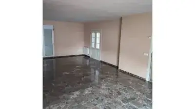 Casa Adosada en Venta en Ubeda con Garaje y Patio
