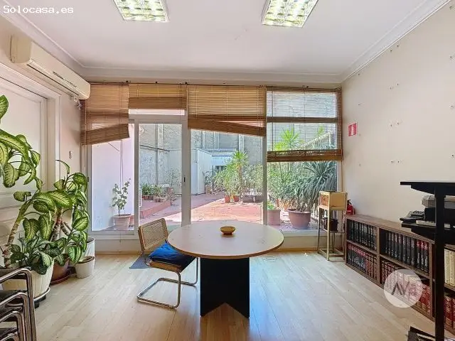 Oficina en Via Laietana 125m2 con Patio Privado
