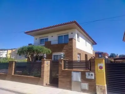 Casa en Pineda de Mar 306m2 4 habitaciones 2 baños Jardin Garaje