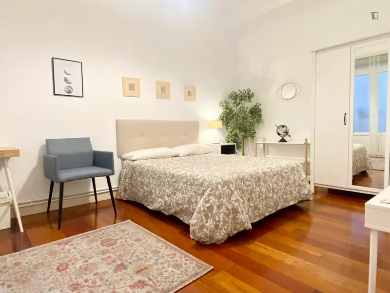 Amplia Habitación y tranquila.Elcano 5. Large and quiet room.Elcano 5