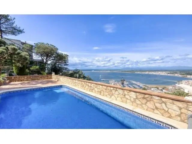 Villa Mediterránea en Roses con Vistas Impresionantes