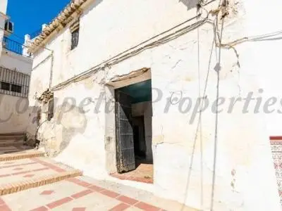 Casa de Pueblo para Reformar en Sayalonga 3 Apartamentos
