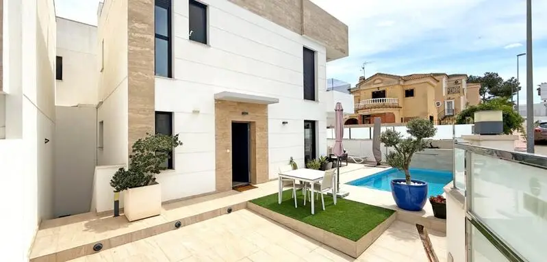 Villa de Lujo en Villamartín 3 Dormitorios Piscina Privada