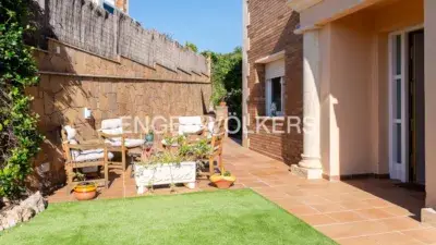 Casa en Alquiler Sant Vicenç de Montalt: Elegante Vivienda con Jardín y Vistas al Mar
