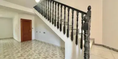 Chalet Adosado en Loja con 4 Dormitorios y Garaje